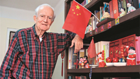 书柜上的中国书籍和纪念品（受访人供图）_副本.jpg