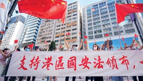 202006301111966ta 香港市民在铜锣湾街头庆祝港区维护国家安全法通过.jpg
