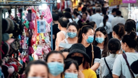 2020年6月3日，湖北武汉。市民戴着口罩在夜市上逛街。近日，武汉陆续开放地摊夜市，号称武汉最大最繁华的保成路夜市近日也重新开街，.jpg