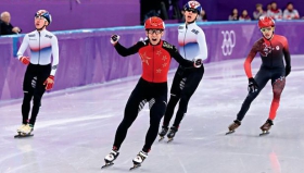 2018年2月22日，武大靖（左二）冲过终点线后庆祝。 2018年平昌冬奥会短道速滑男子500米决赛中，中国选手武大靖以39秒584的成绩夺冠，并创造新的世界纪录。_副本.jpg