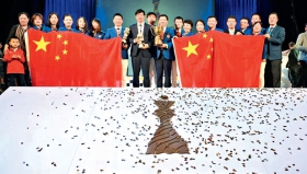 8国际象棋奥林匹克团体赛在格鲁吉亚巴统落幕。中国男队、女队双双逼平对手，在榜首群战里凭借小分优势携手夺冠！.jpg