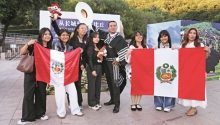 Un_grupo_de_personas_posa_para_154067_副本.jpg