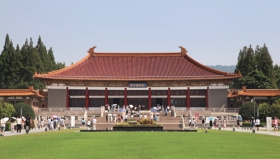 2023年8月12日，江苏省南京市，观众进入南京博物院。（C_145747_副本.jpg