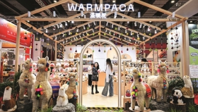 连续八年参加进博会的秘鲁羊驼毛产品品牌温暖驼warmpaca展台。（魏尧）_副本.jpg