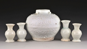 广东“南海I号”南宋沉船内出土的白釉印花罐及内装喇叭口瓶（X_146143_副本.jpg