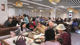 Visitors_dine_at_the_cafeteria_146832.jpg