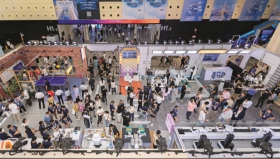 7月17日，2026世界人工智能大会暨人工智能全球治理高级别会议在上海开幕，中外观众参观沉浸式机器人实景社区“摩登时代_伙伴之城”。（xinhua）_副本.jpg